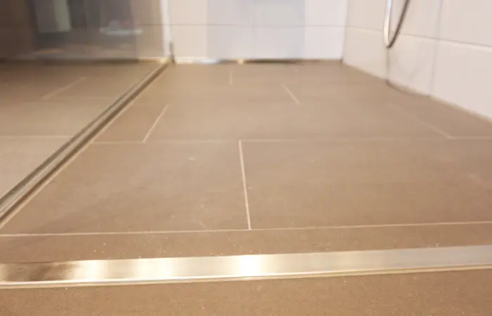 Barrierefreie Lösung von DMK Bau Reichelsheim - stufenfreier Zugang mit Rampe und rutschfestem Bodenbelag.