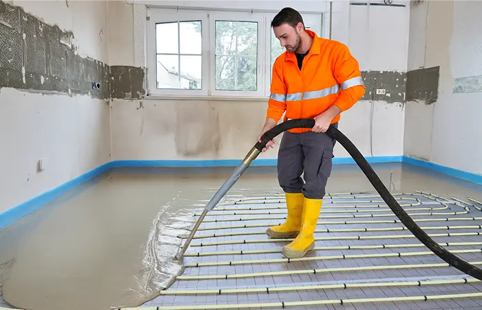 Detailaufnahme Estrichverlegung mit Fußbodenheizung durch DMK Bau Reichelsheim.