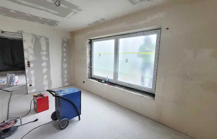 Detailaufnahme Fenstermontage mit Wärmedämmung und Abdichtung durch DMK Bau Reichelsheim.