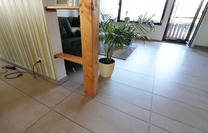 Professionelle Fliesenarbeiten von DMK Bau Reichelsheim - Verlegung von großformatigen Feinsteinzeug-Fliesen mit perfekter Fugenarbeit.