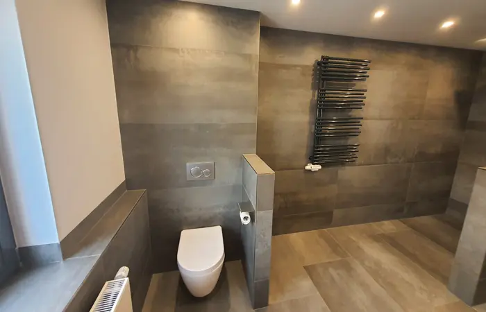 Badsanierungslösung von DMK Bau Reichelsheim - modernisiertes Bad mit neuer Dusche, Fliesen und Einrichtungsgegenständen.