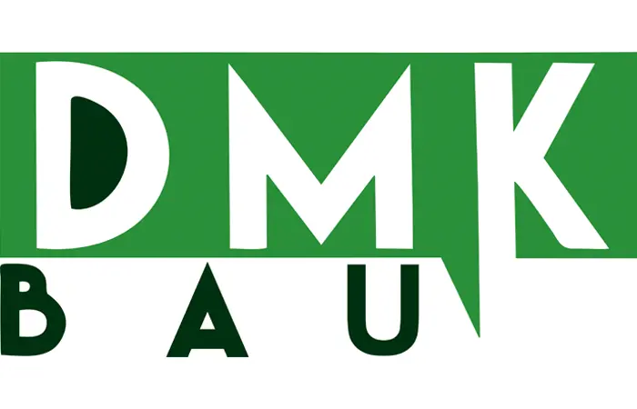 Persönliche Beratungsatmosphäre bei DMK Bau Reichelsheim - vertrauensvolle Gespräche mit Planungsunterlagen und Materialmustern.